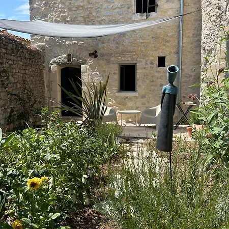 Ancienne Eglise Bed and Breakfast Vallérargues